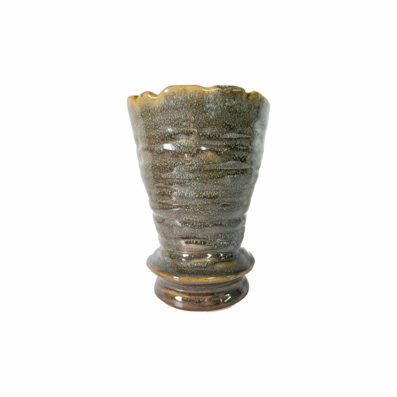 Medium ripple ceramic vase to hold flowers